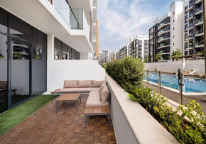 1BR Gem with Pool 15 Mins to Downtown Dubai